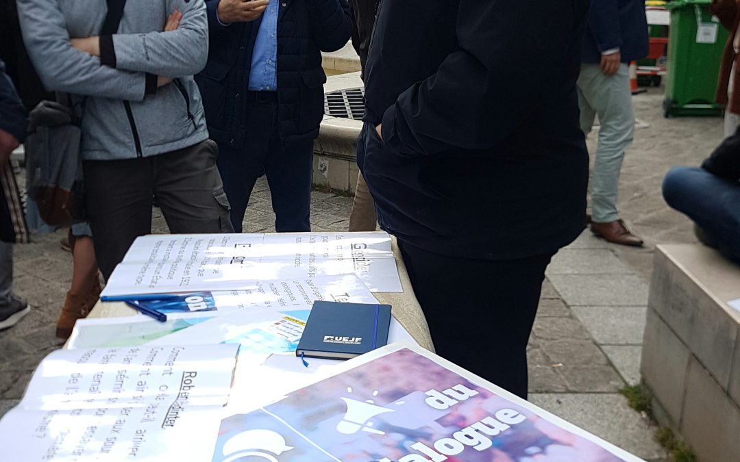 Tables de dialogue devant la Sorbonne