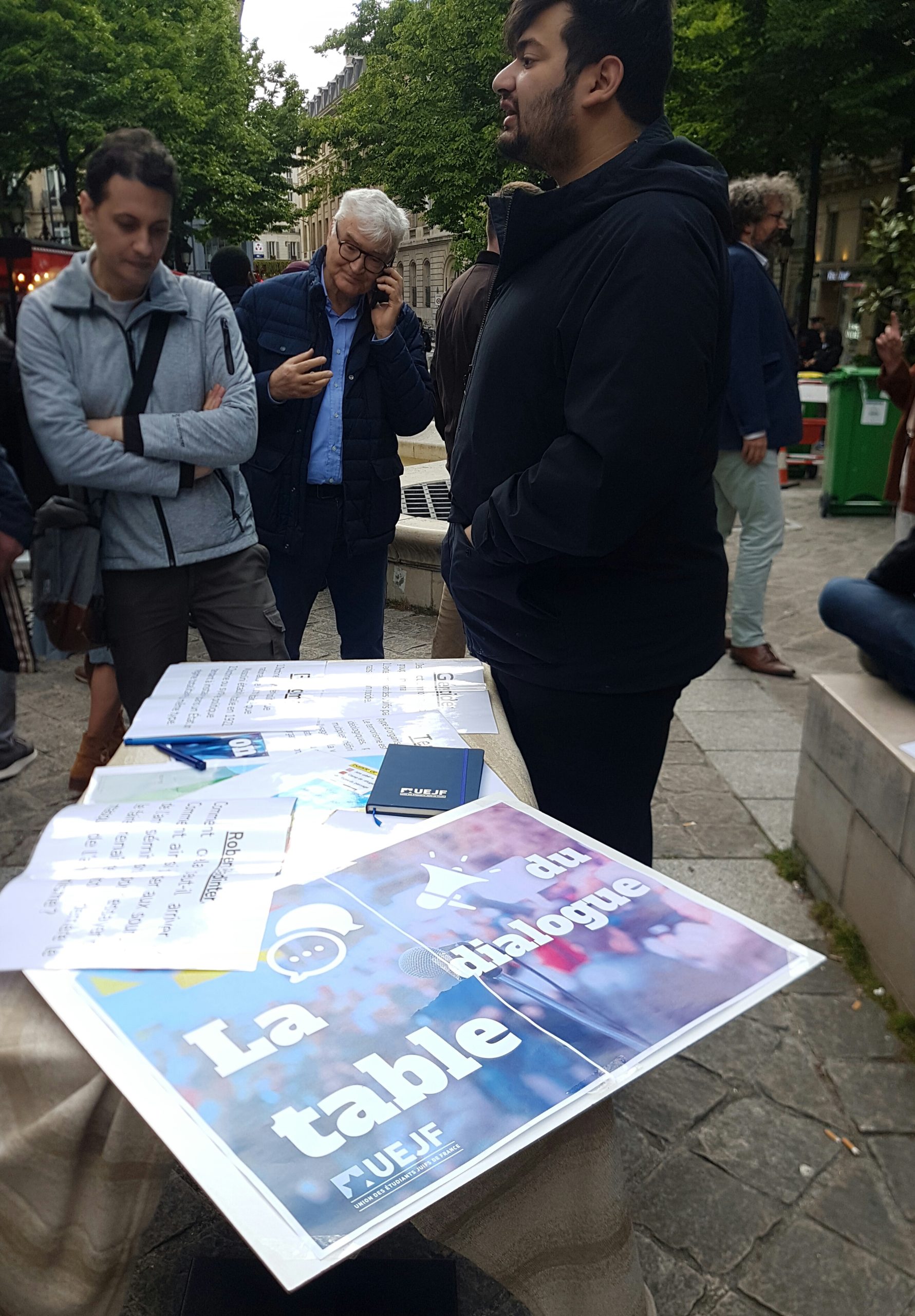 Tables de dialogue devant la Sorbonne