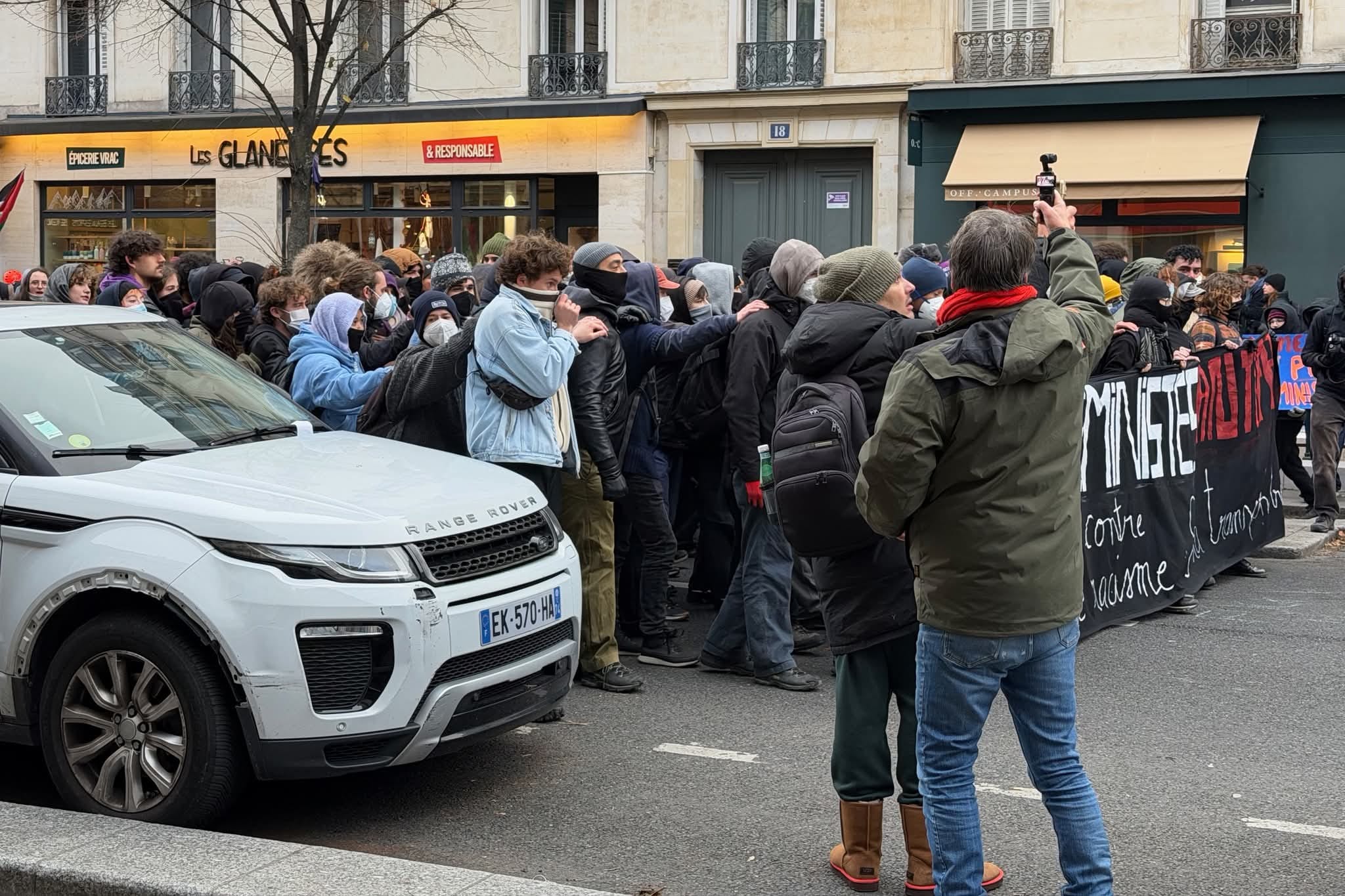 Les antifas qui voulaient bloquer Nous Vivrons reculent .... en rangs serrés.