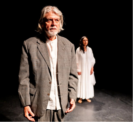 Un homme seul sur la scène de théâtre