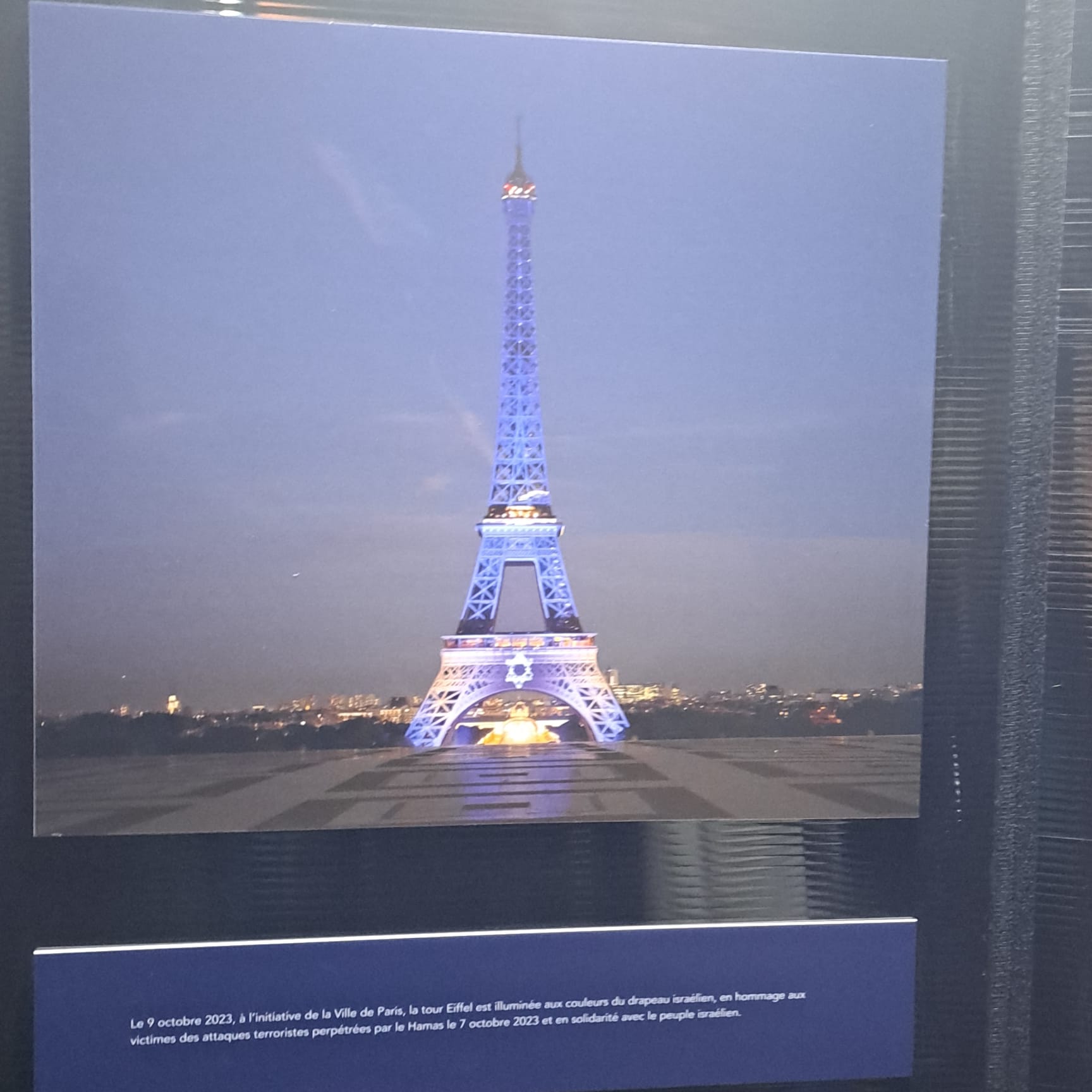 pavillon-Memoriel-7octobre- La Tour Eiffel éclairée aux couleurs d'Israel le 9 octobre 2023 La Tour Eiffel éclairée aux couleurs d'Israel